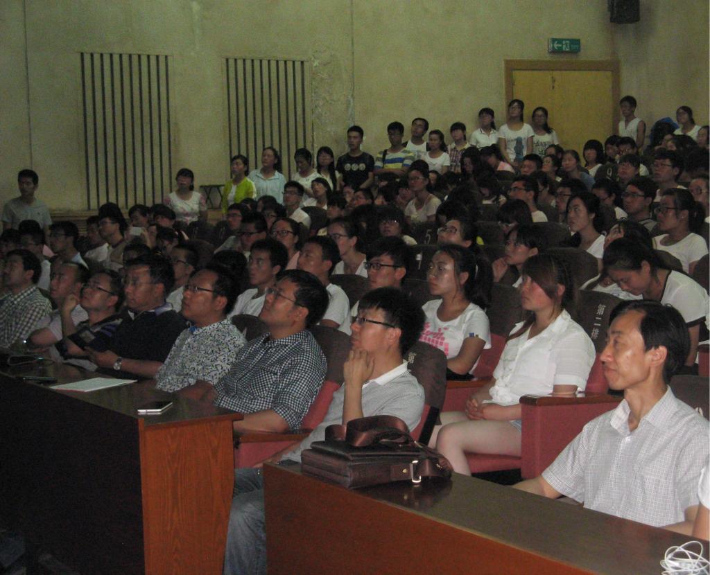 我院老师和学生认真听取汪教授报告